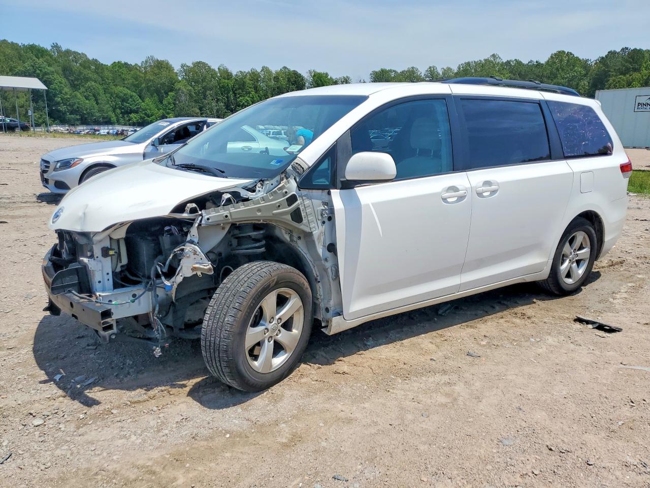 2014 Toyota Sienna LE, VIN 5TDKK3DC5ES478220 — Front end