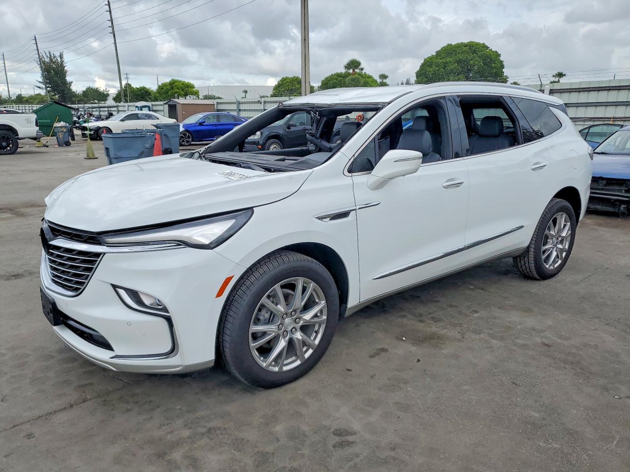 2022 Buick Enclave Premium, VIN 5GAEVBKW0NJ125121 — Front end