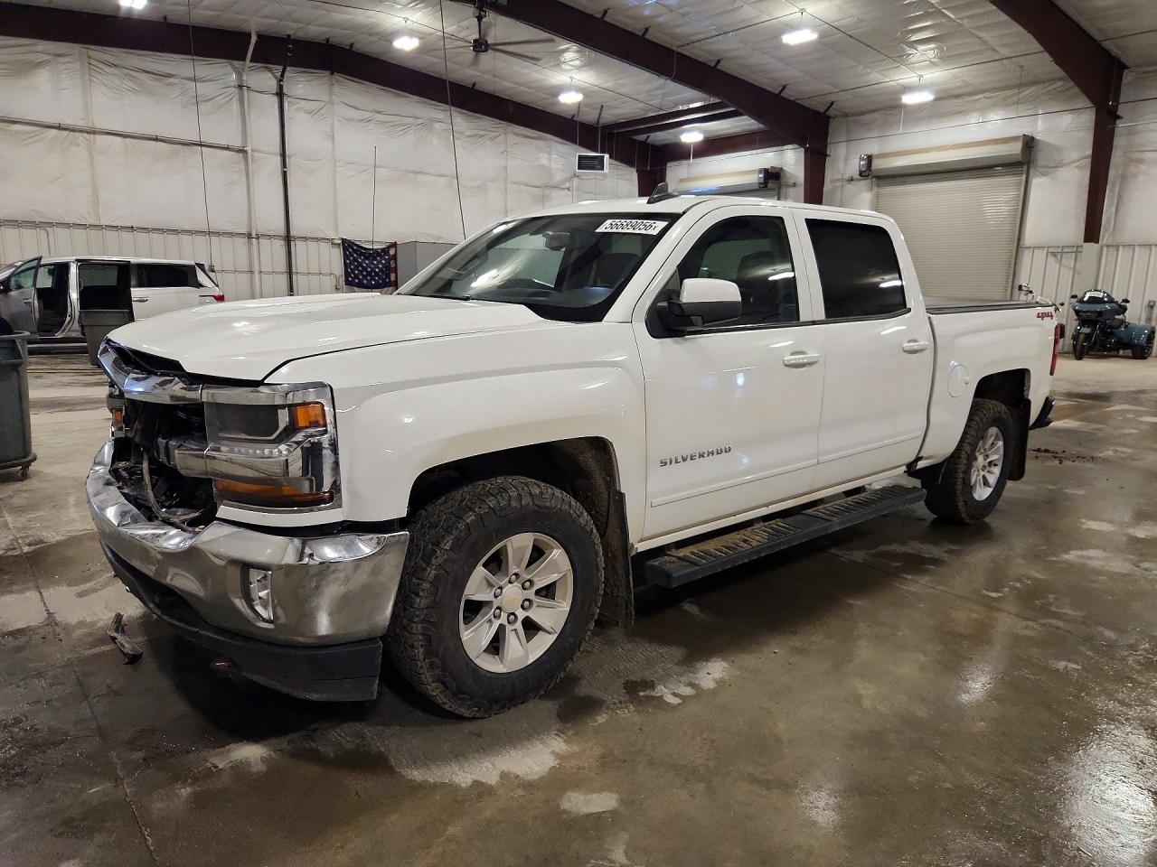 2018 Chevrolet Silverado 1500 LT, VIN 3GCUKREC1JG431429 — Front end