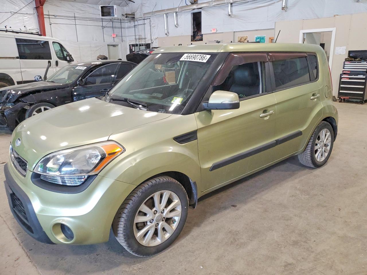 2013 Kia Soul +, VIN KNDJT2A64D7589951 — Бок