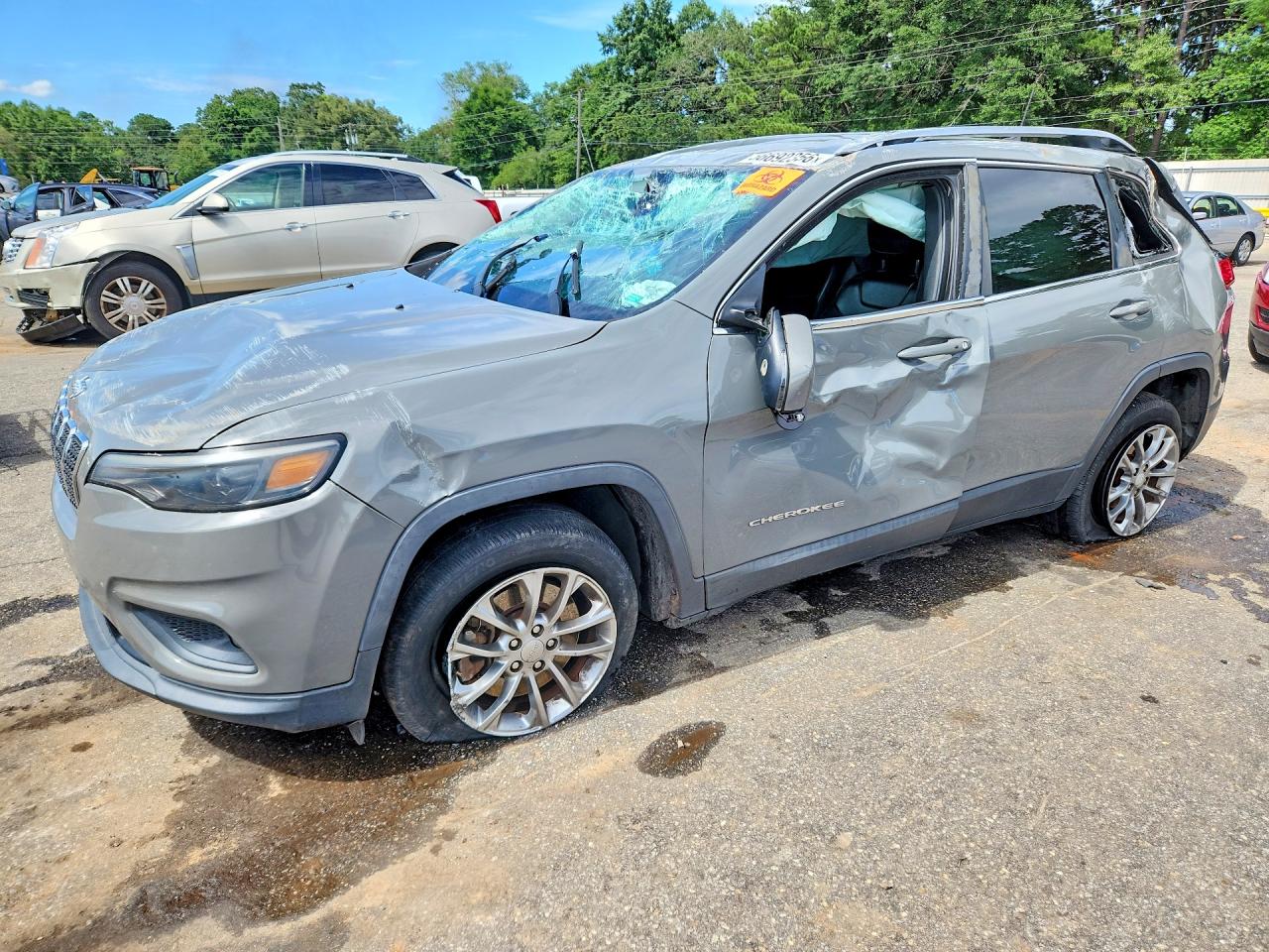 2019 Jeep Cherokee Latitude Plus, VIN 1C4PJLLB3KD357260 — Side