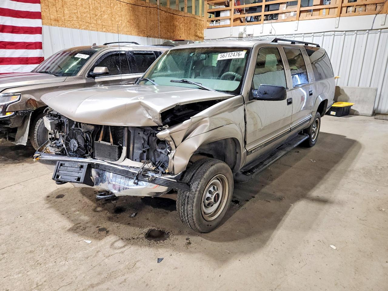 1999 GMC Suburban, VIN 3GKGK26J6XG503689 — Front end