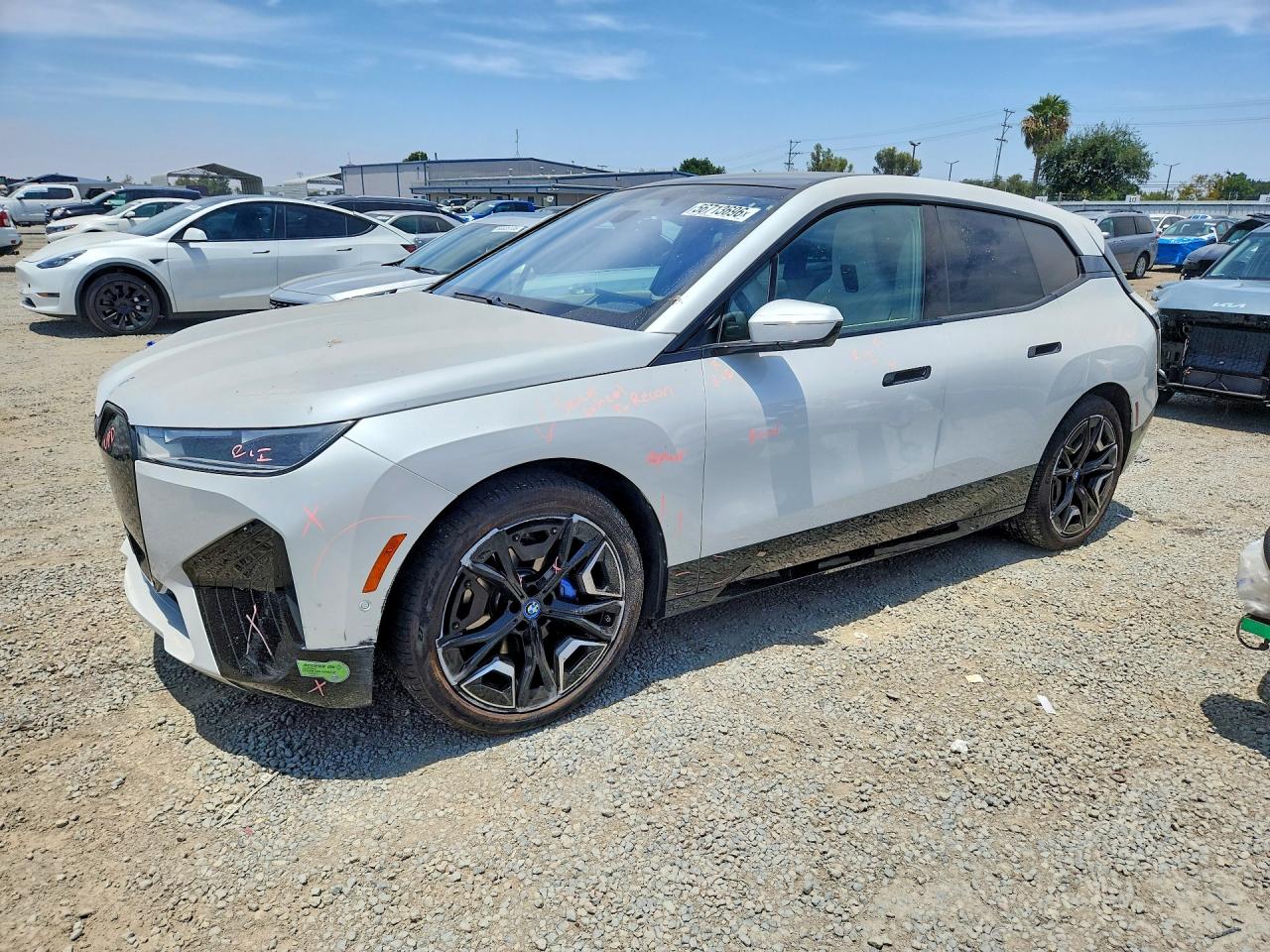 2023 BMW iX xDrive50, VIN WB523CF00PCM58408 — Бок