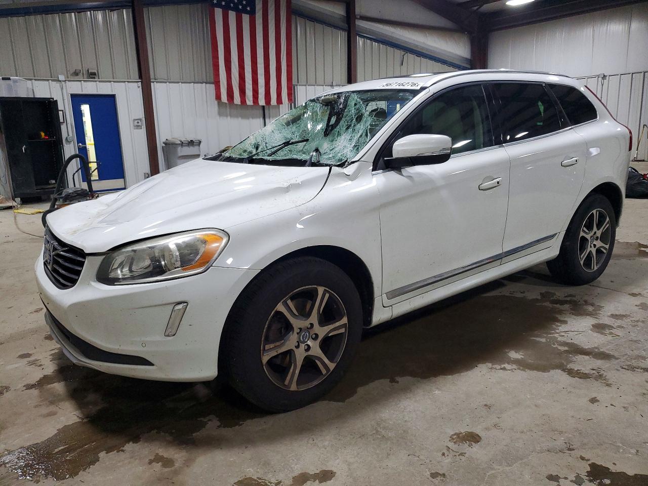 2015 Volvo XC60 T6 Premier Plus, VIN YV4902RC7F2625974 — Front end