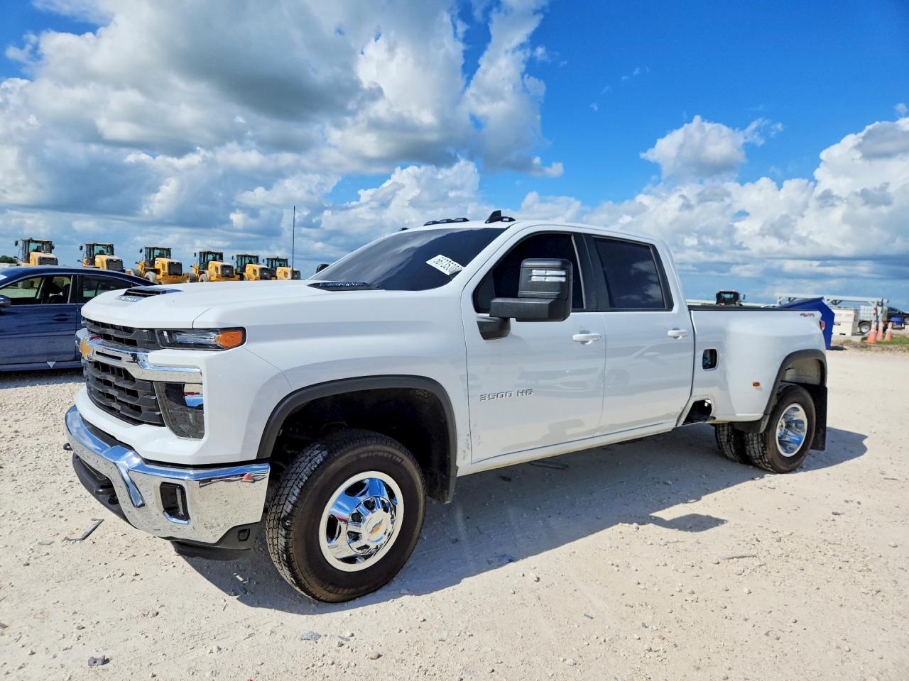 2025 Chevrolet Silverado 3500HD LT, VIN 1GC4KTEY8SF149963 — Undercarriage