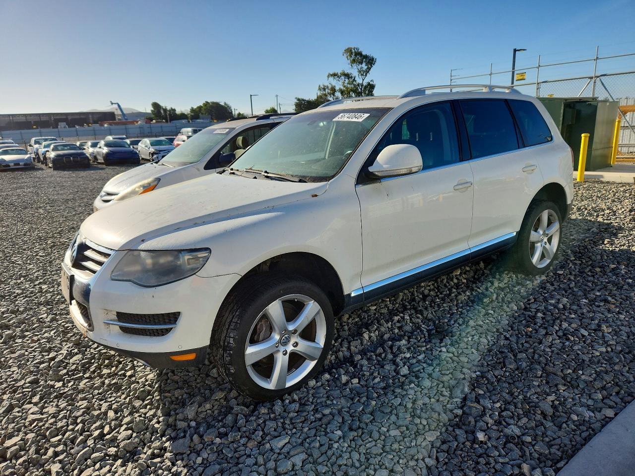 2010 Volkswagen Touareg VR6, VIN WVGBF7A9XAD000817 — Мелкие вмятины и царапины