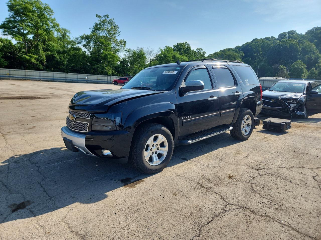 2013 Chevrolet Tahoe LT, VIN 1GNSKBE07DR358566 — Front end