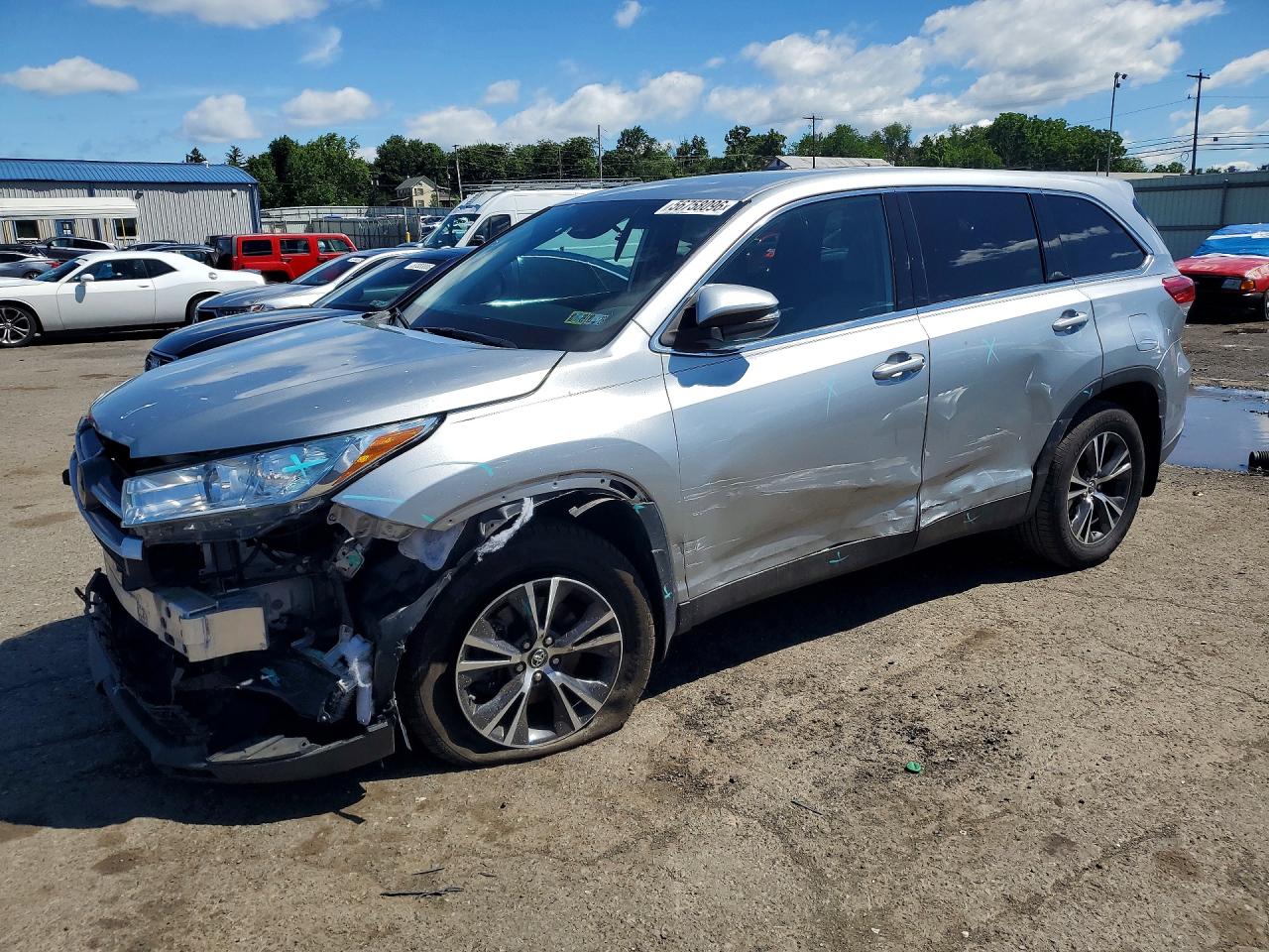 2019 Toyota Highlander LE, VIN 5TDBZRFH5KS967901 — Перед