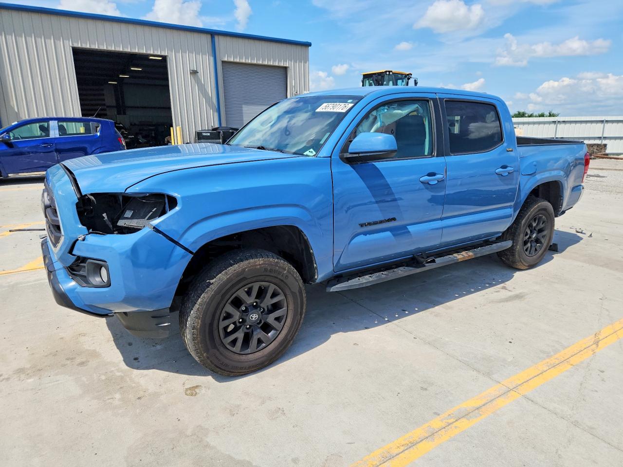 2019 Toyota Tacoma SR5, VIN 5TFAX5GNXKX144048 — Side