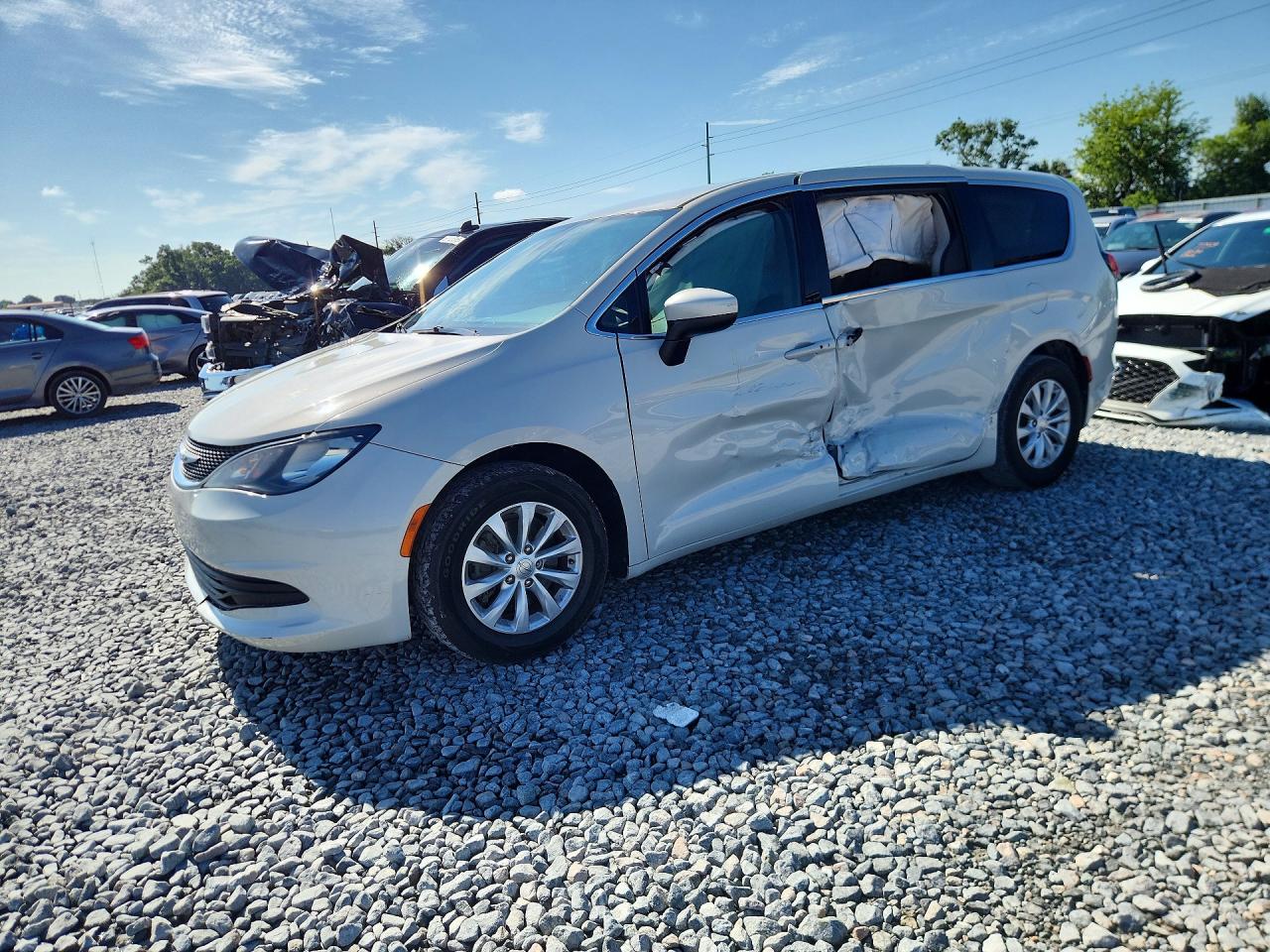 2017 Chrysler Pacifica Touring, VIN 2C4RC1DG5HR579015 — Side