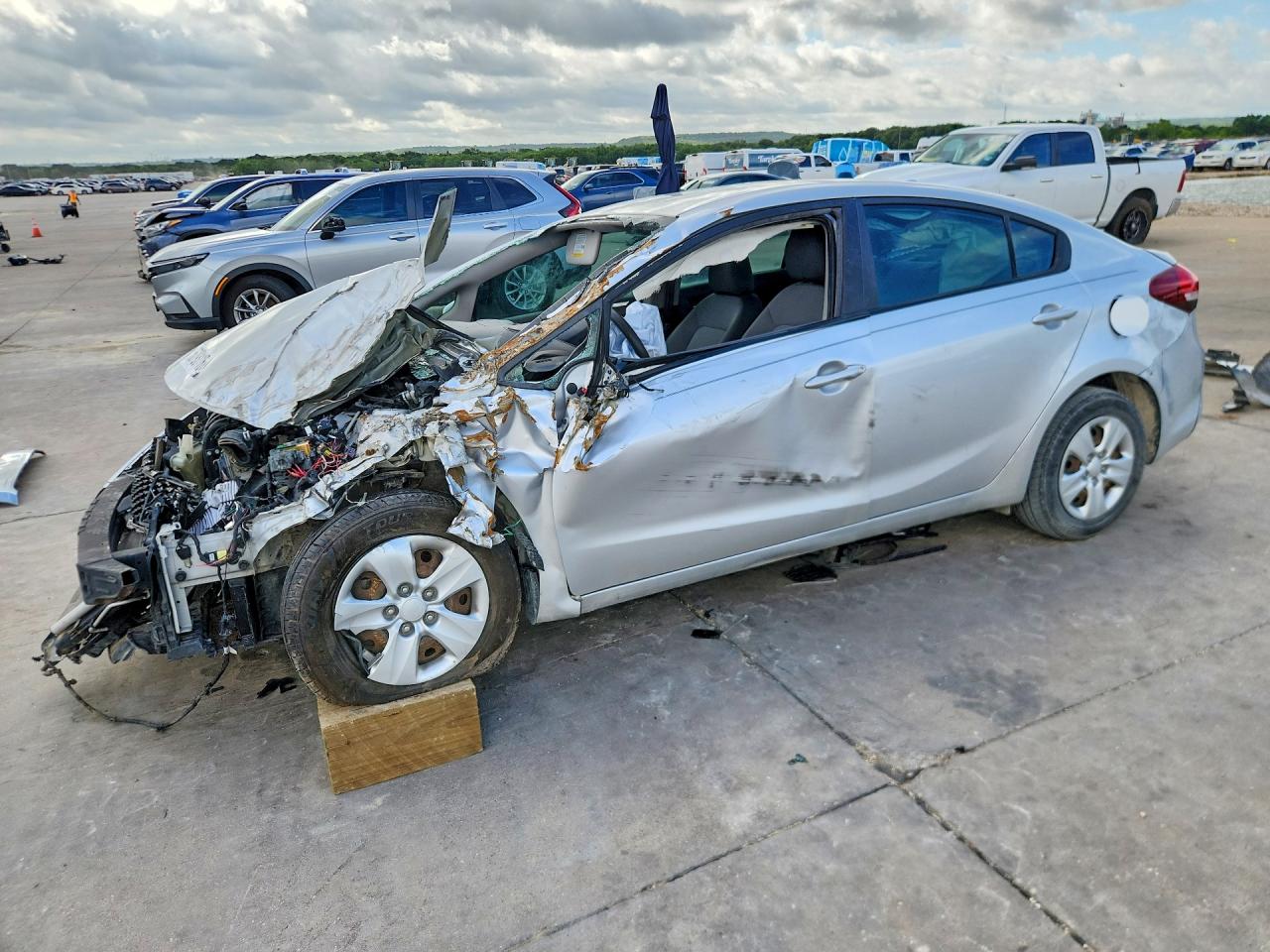 2017 Kia Forte LX, VIN 3KPFK4A75HE055649 — Front end