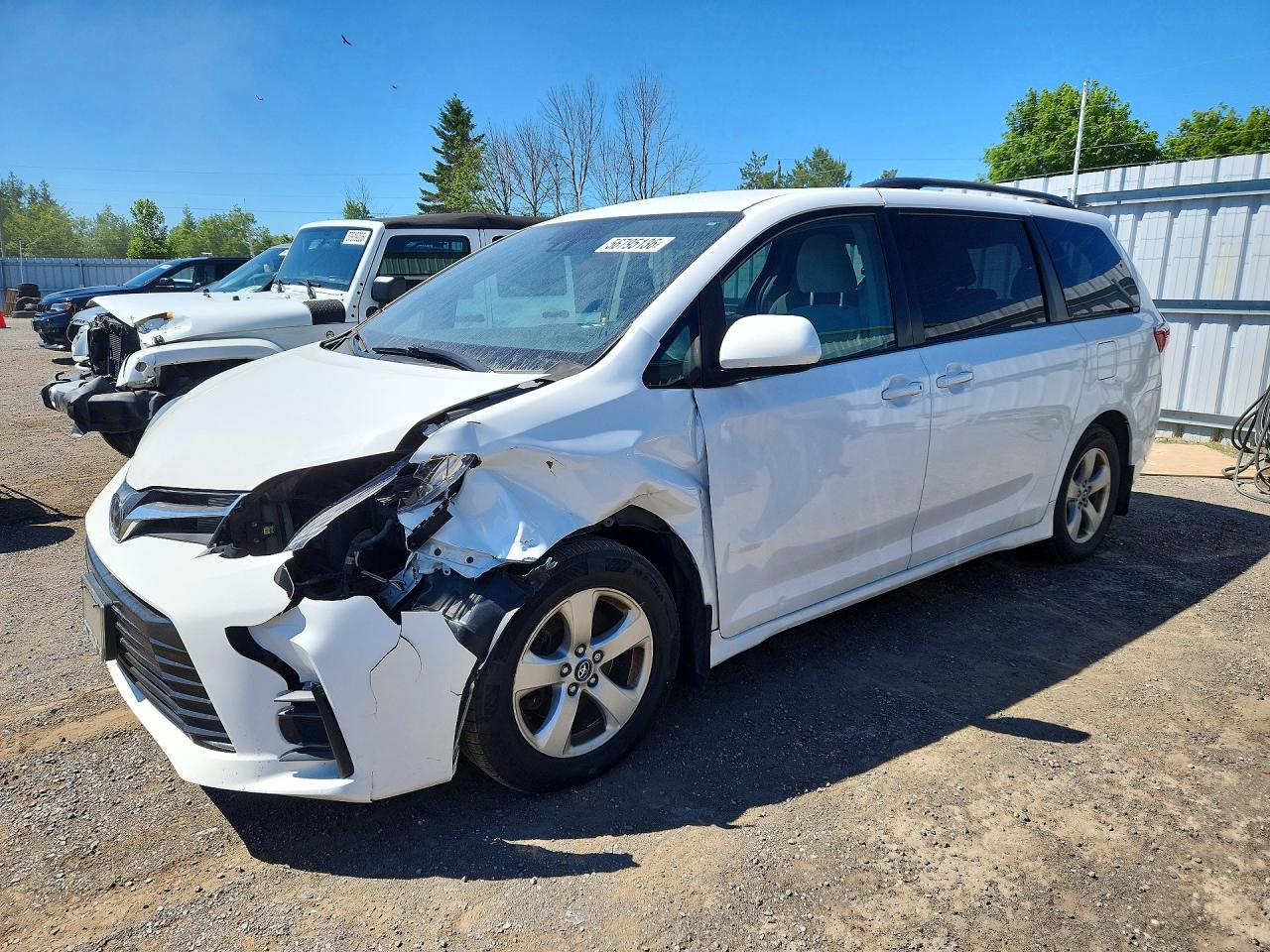 2018 Toyota Sienna LE, VIN 5TDKZ3DCXJS963457 — Перед