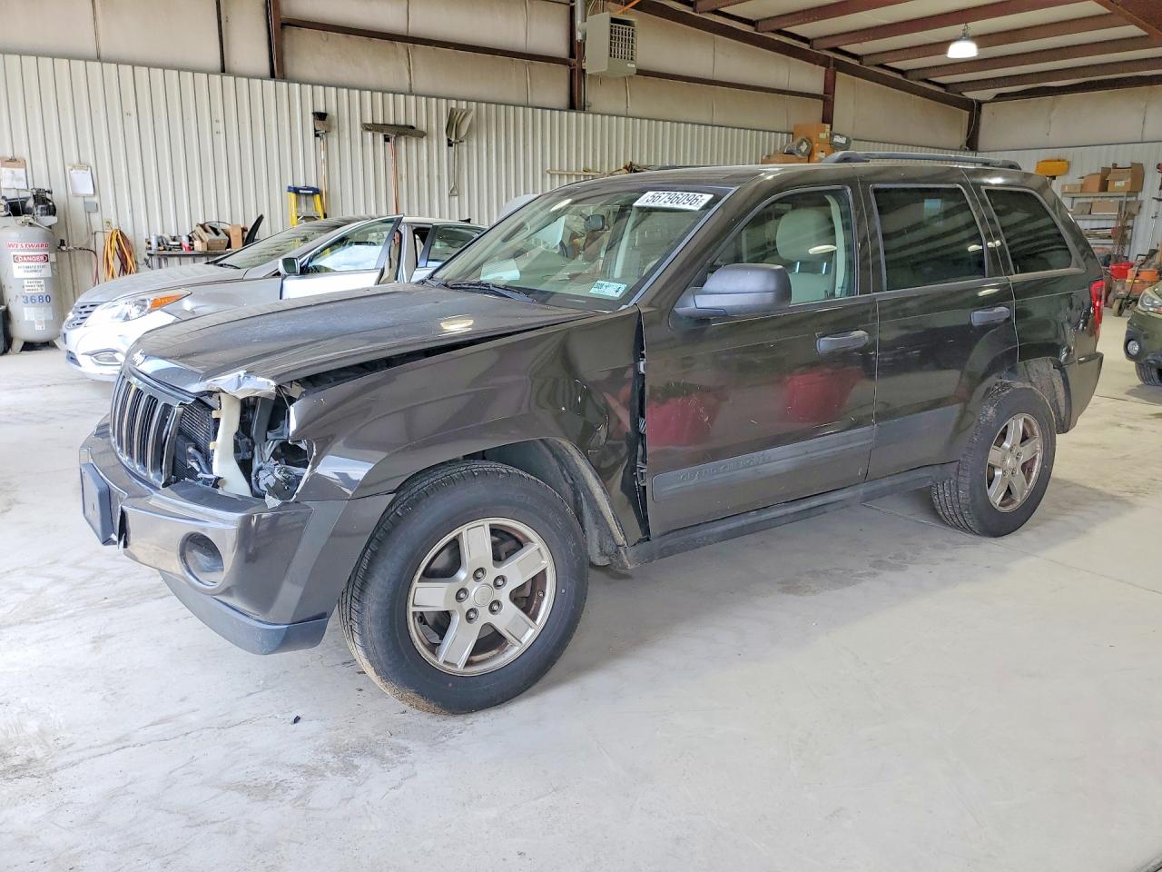 2005 Jeep Grand Cherokee Laredo, VIN 1J4GR48K95C538035 — Front end