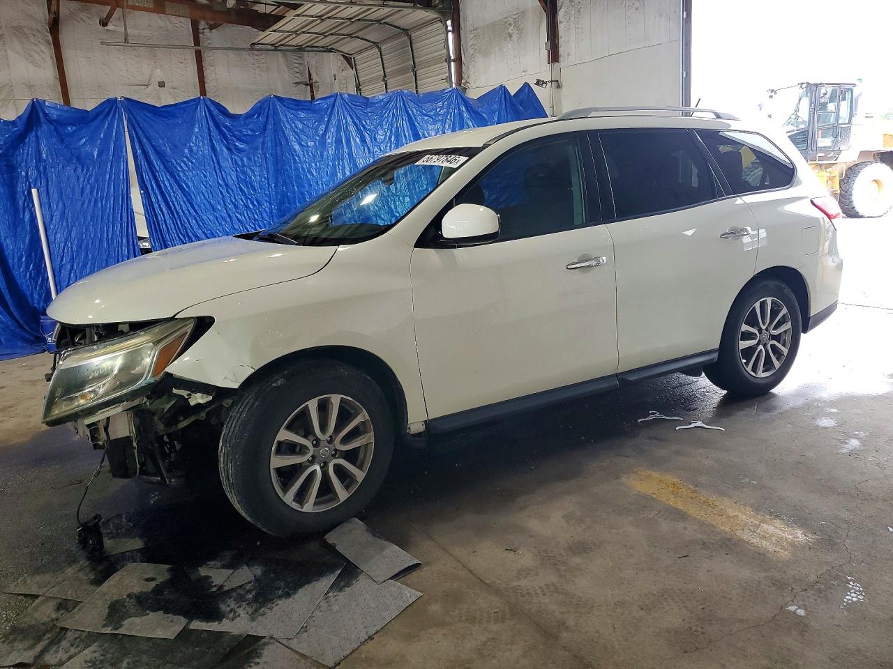 2016 Nissan Pathfinder Platinum, VIN 5N1AR2MM3GC621465 — Перед