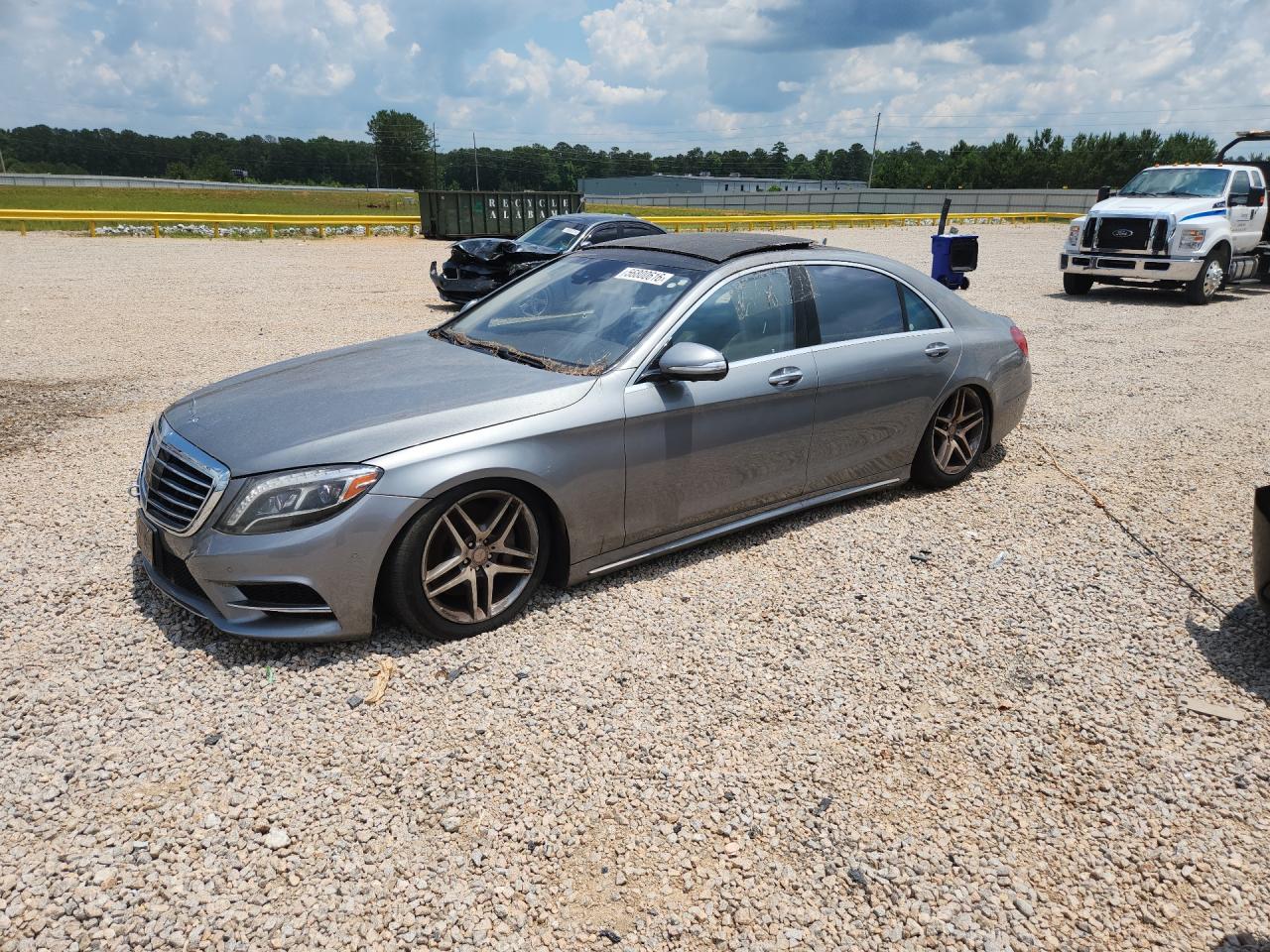 2015 Mercedes-Benz S 550, VIN WDDUG8FB7FA112808 — Minor dents and scratches