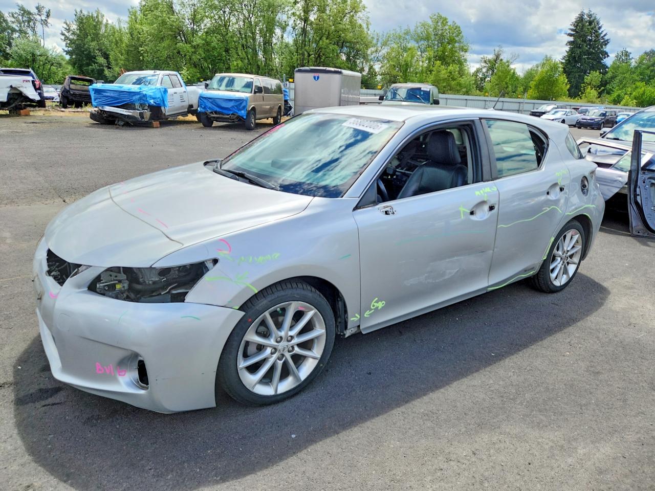 2011 Lexus CT 200h Premium, VIN JTHKD5BH5B2037600 — Перед
