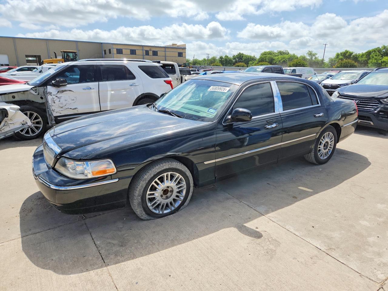 2006 Lincoln Town Car Designer Series, VIN 1LNHM83V36Y647334 — Side
