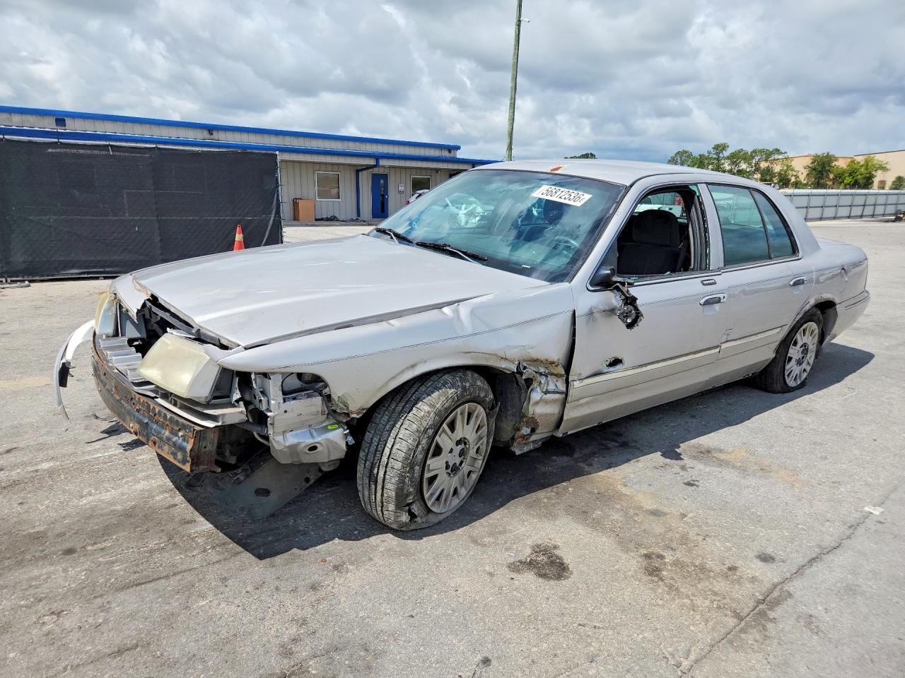 2004 Mercury Grand Marquis GS, VIN 2MEFM74W74X668924 — Front end