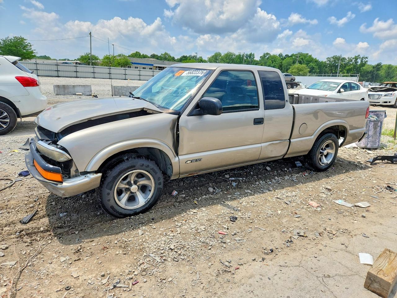2000 Chevrolet S-10 LS, VIN 1GCCS1954Y8245585 — Front end