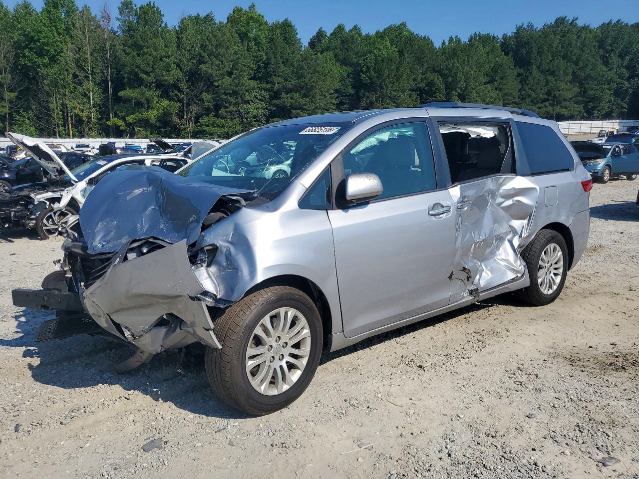 2017 Toyota Sienna XLE, VIN 5TDYZ3DC3HS816787 — Rollover