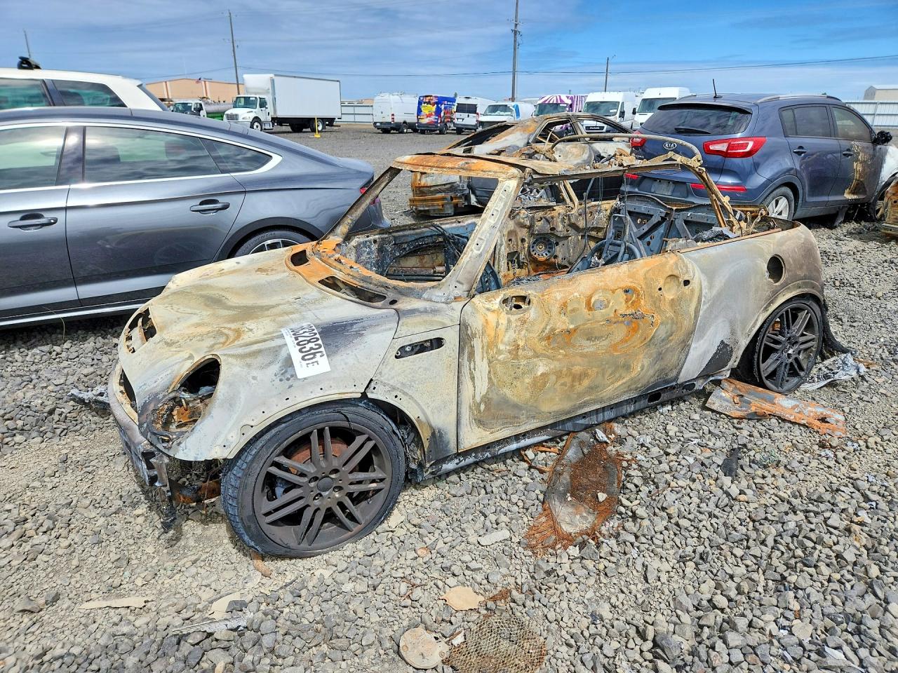2005 MINI Convertible S, VIN WMWRH33455TF83252 — Пожар
