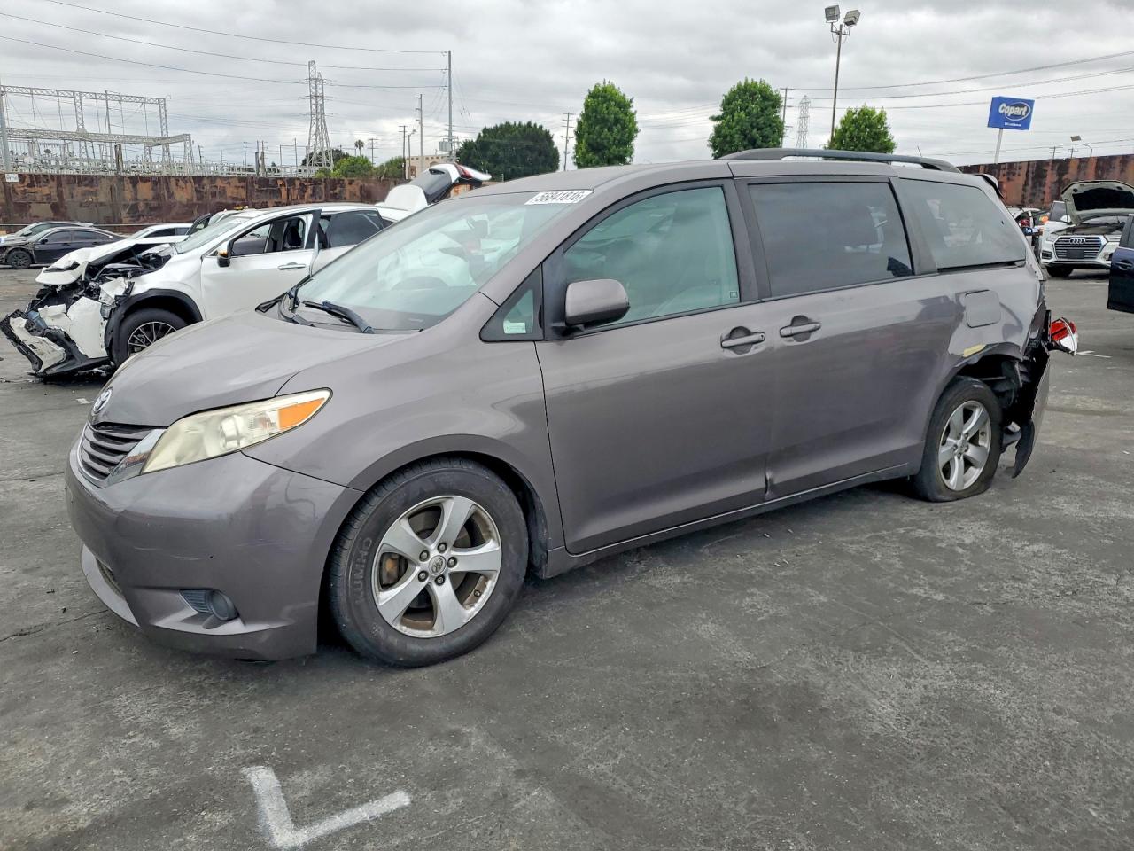 2017 Toyota Sienna LE, VIN 5TDKZ3DC9HS811227 — Rear end
