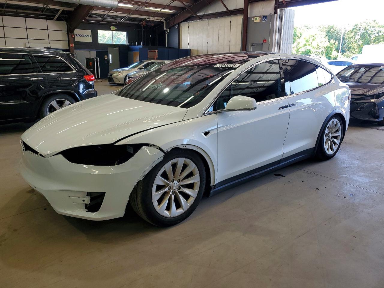 2016 Tesla Model X 70D, VIN 5YJXCBE2XGF027827 — Фото с аукциона