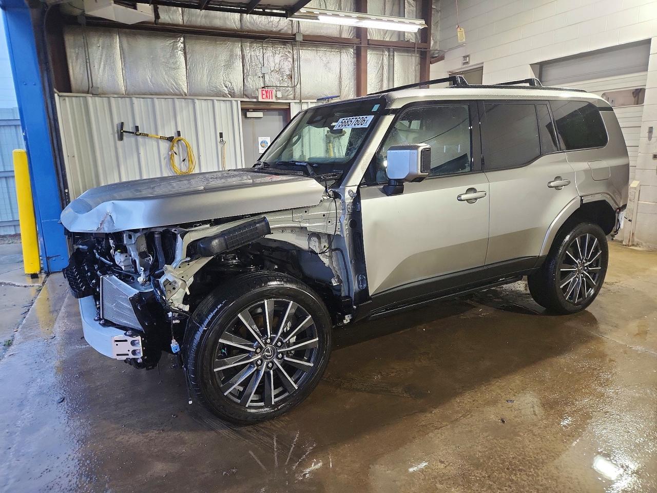2025 Lexus GX 550 Luxury+, VIN JTJVBCDXXS5054076 — Front end