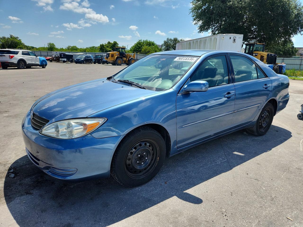 2002 Toyota Camry XLE, VIN 4T1BE32K12U599072 — Перед