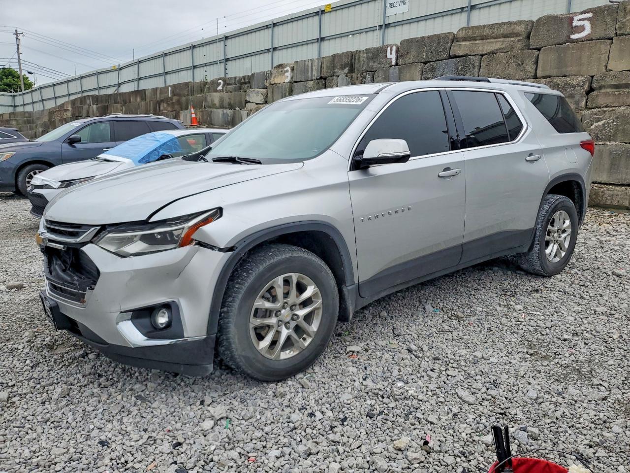 2018 Chevrolet Traverse LT Cloth, VIN 1GNERGKW0JJ230887 — Front end