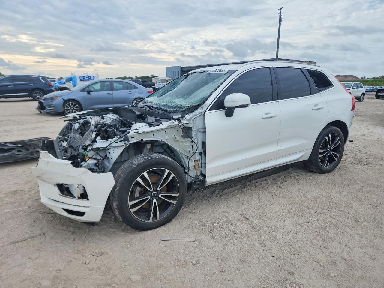 2021 Volvo XC60 Momentum, VIN YV4102RK8M1793730 — Перед