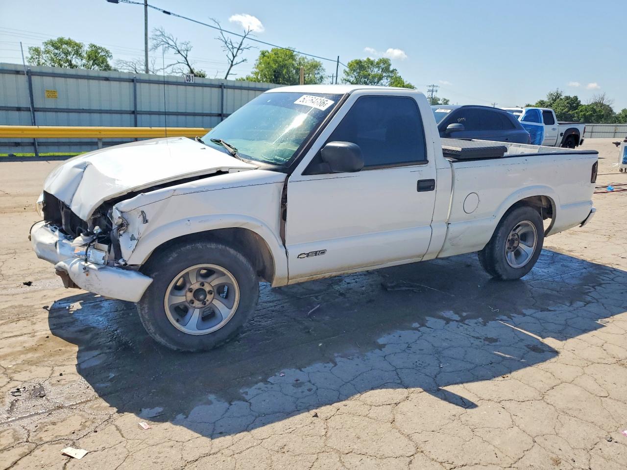 2002 Chevrolet S-10 LS, VIN 1GCCS145828251744 — Front end
