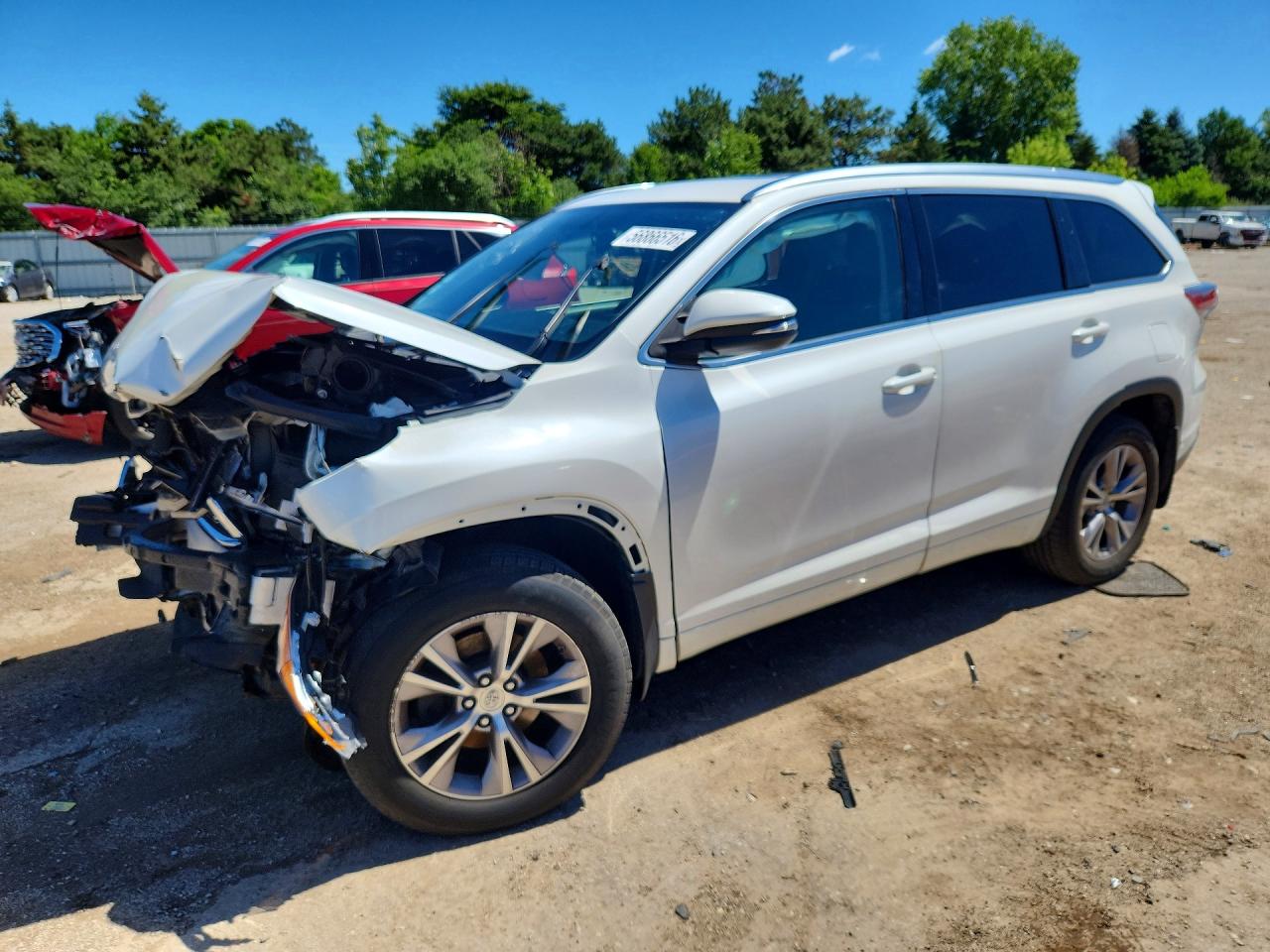 2015 Toyota Highlander XLE, VIN 5TDJKRFH0FS115011 — Front end