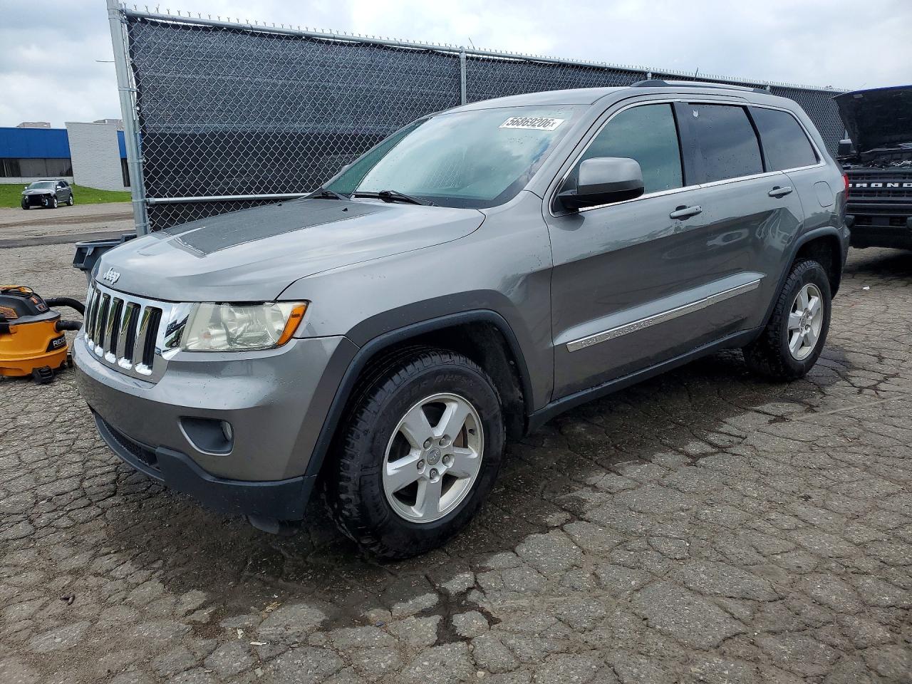 2013 Jeep Grand Cherokee Laredo, VIN 1C4RJFAG1DC612229 — Minor dents and scratches