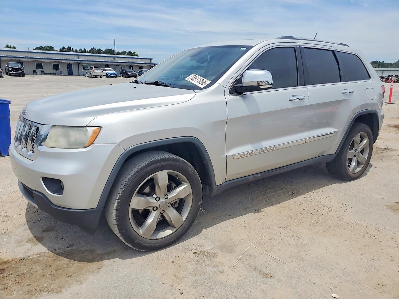 2013 Jeep Grand Cherokee Overland Summit, VIN 1C4RJECG0DC526191 — Side