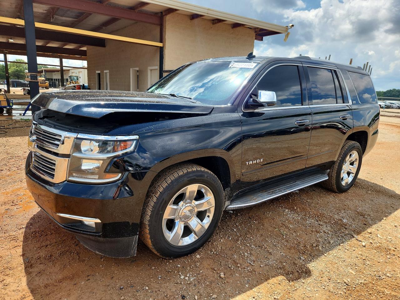 2015 Chevrolet Tahoe LTZ, VIN 1GNSCCKCXFR217284 — Front end