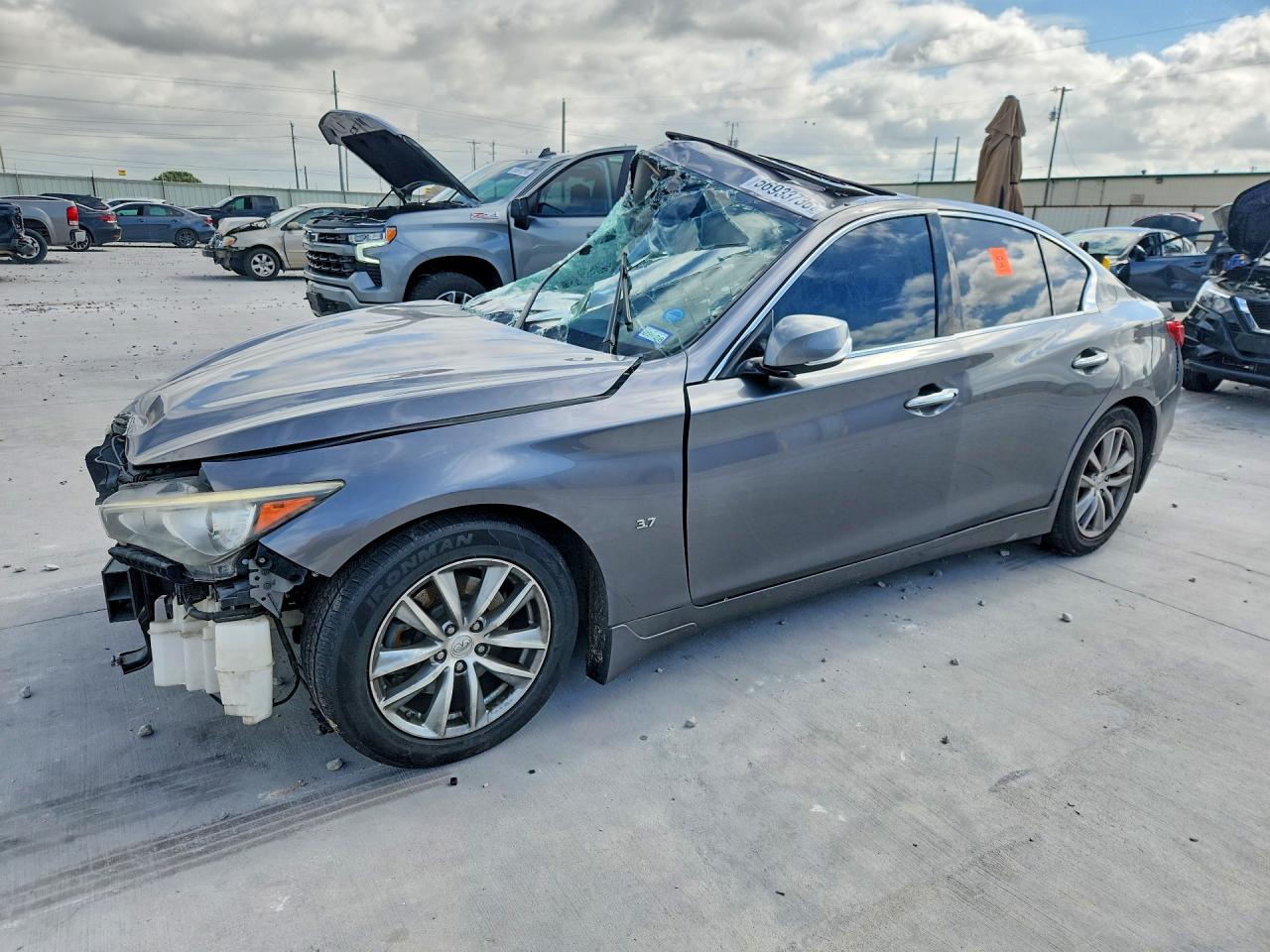 2014 Infiniti Q50 Premium, VIN JN1BV7AP7EM676124 — Side
