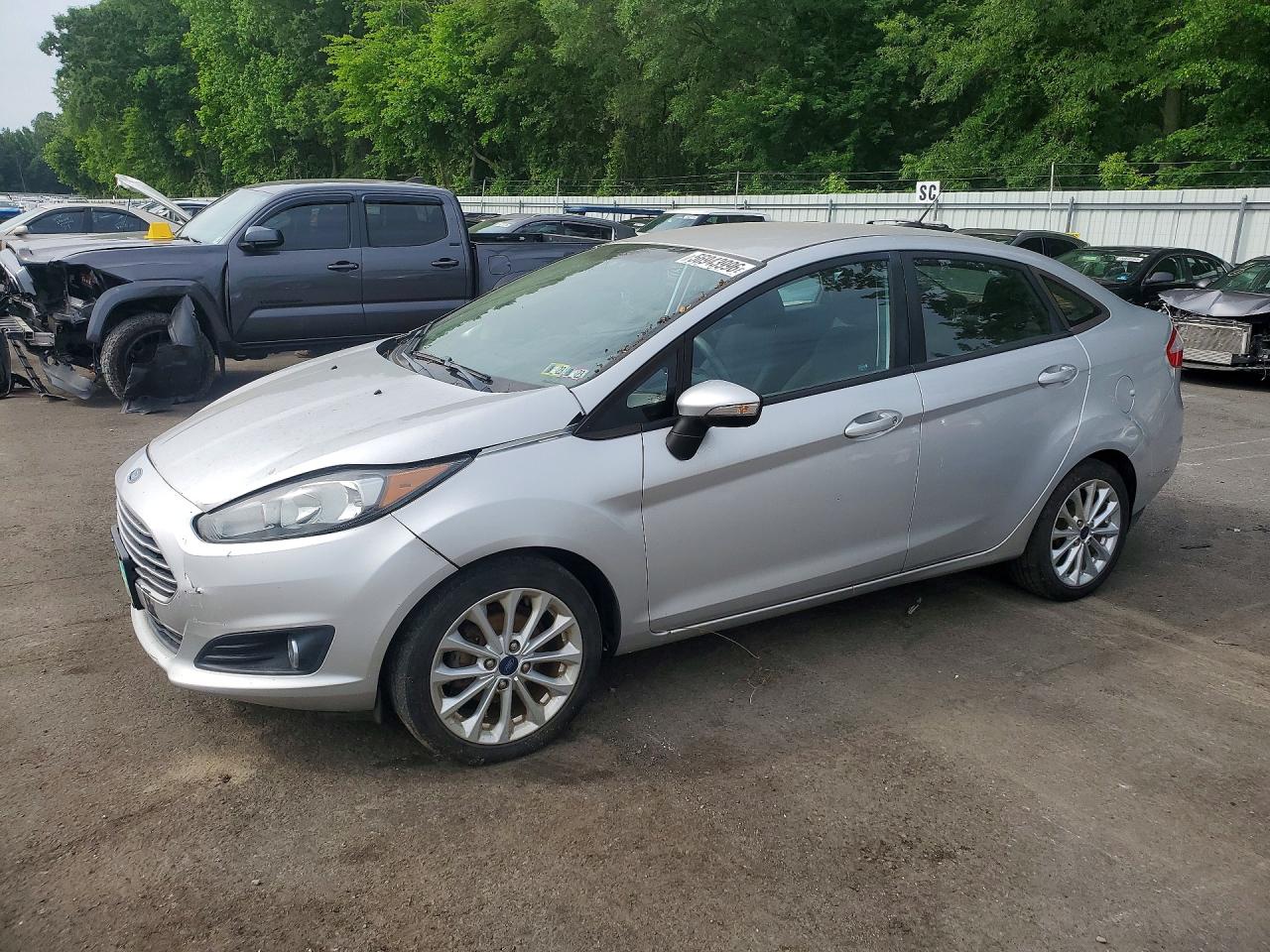 2014 Ford Fiesta SE, VIN 3FADP4BJXEM188997 — Front end