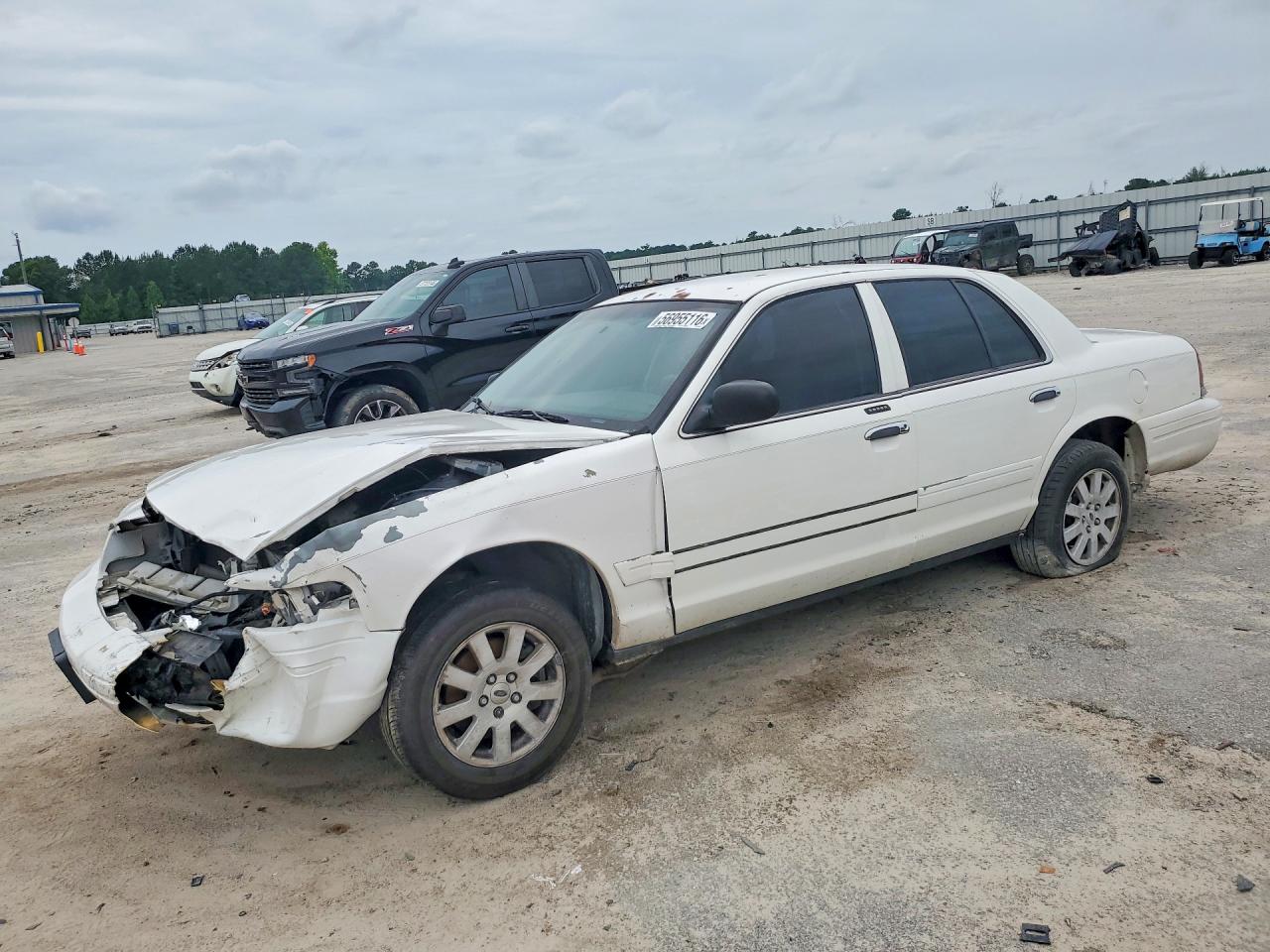 2006 Ford Crown Victoria LX, VIN 2FAFP74V66X123404 — Front end