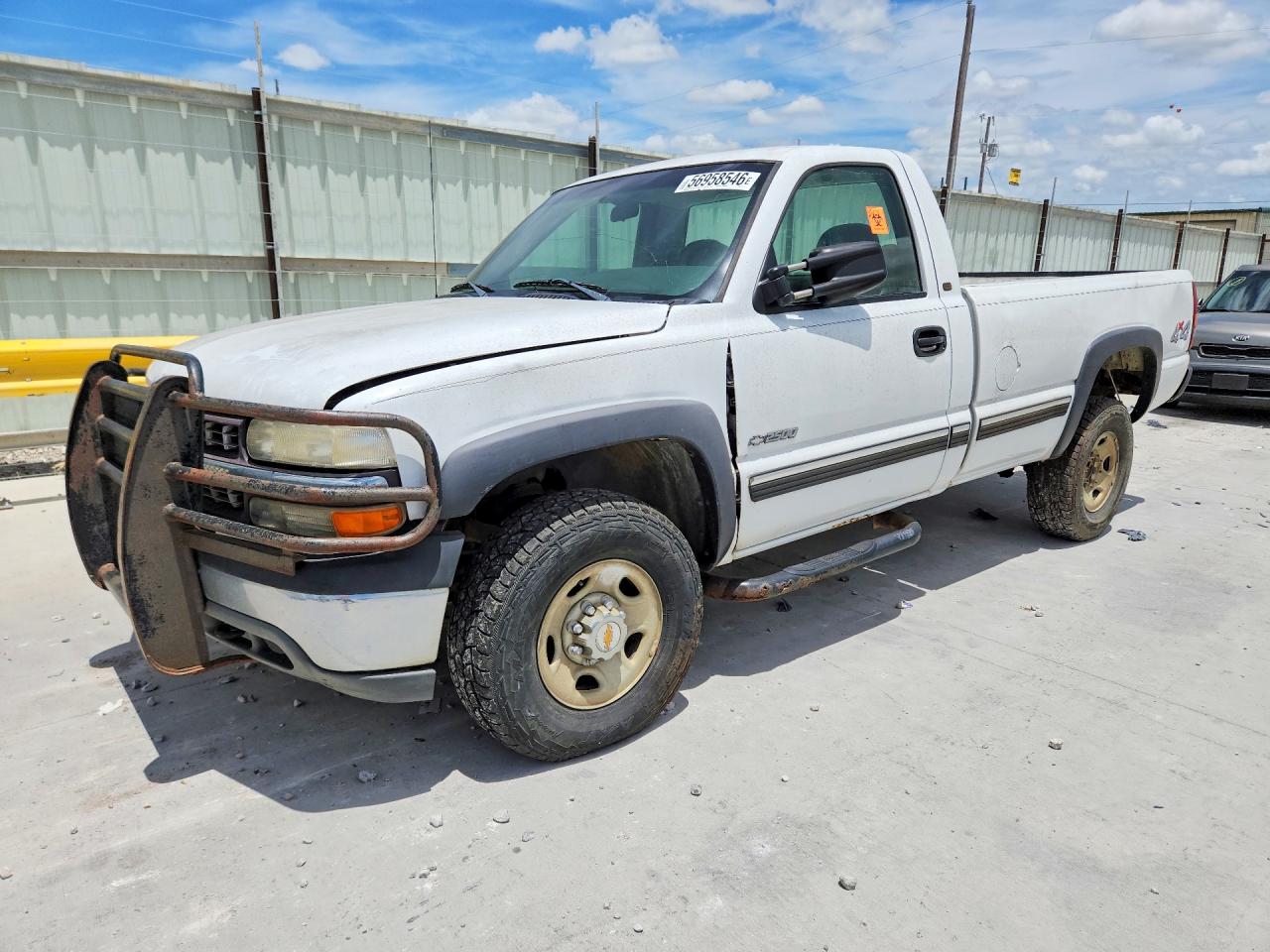 2000 Chevrolet Silverado 2500 LS, VIN 1GCGK24UXYE120159 — Front end