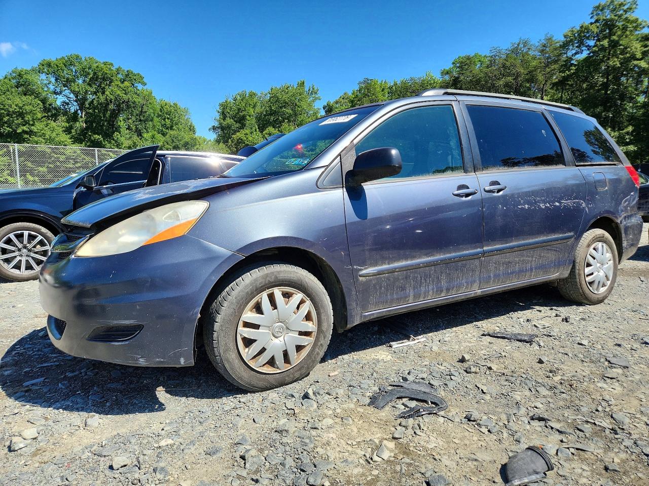 2007 Toyota Sienna LE, VIN 5TDZK23C47S034369 — Auction photo 1 of 6