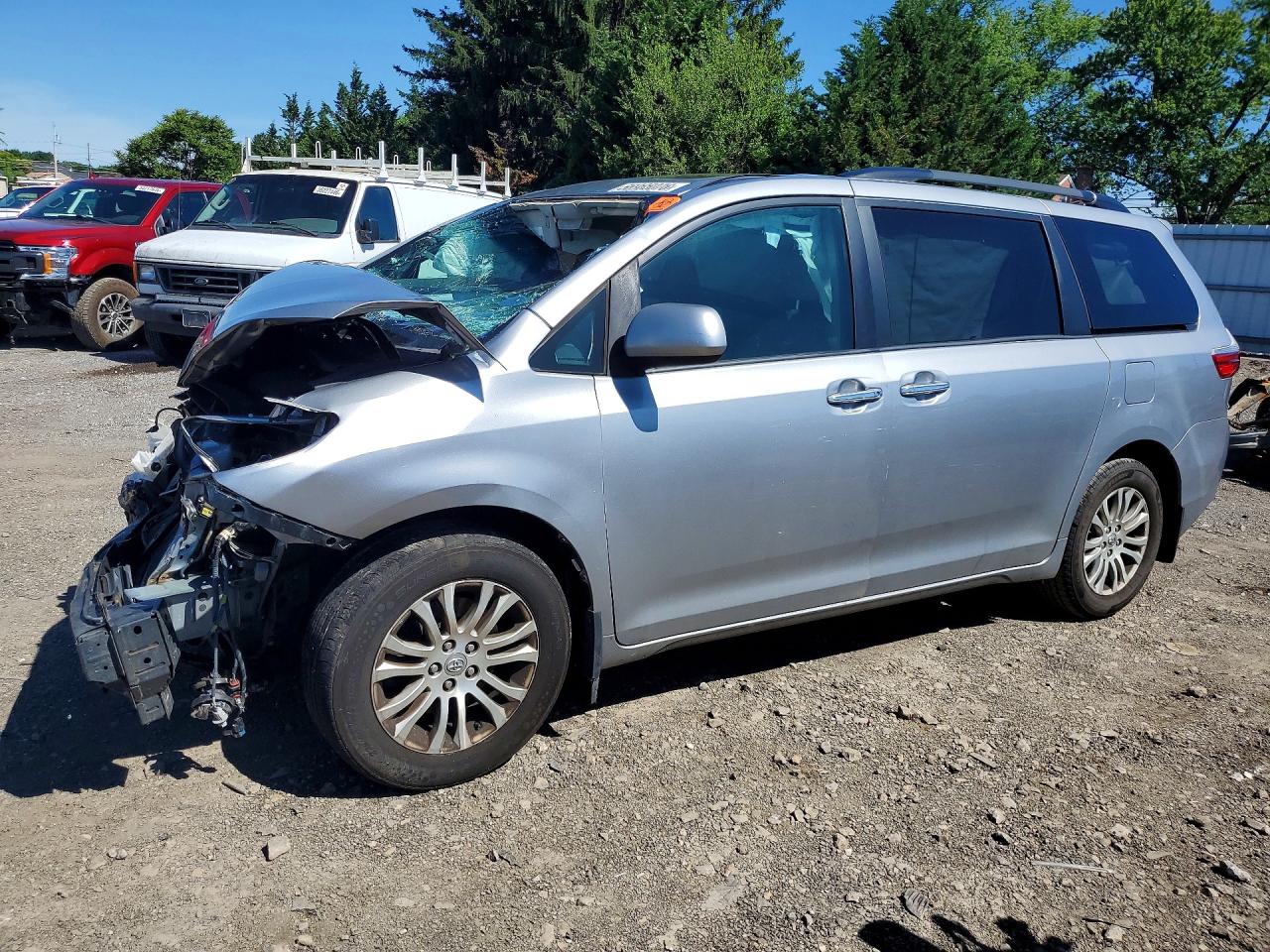 2017 Toyota Sienna XLE, VIN 5TDYZ3DC7HS812273 — Front end