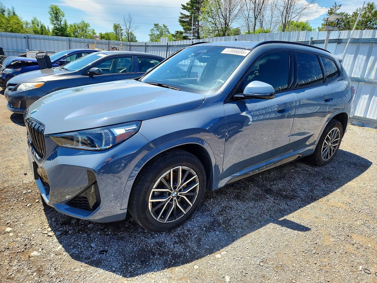 2023 BMW X1 xDrive28i, VIN WBX73EF05P5W95585 — Бок