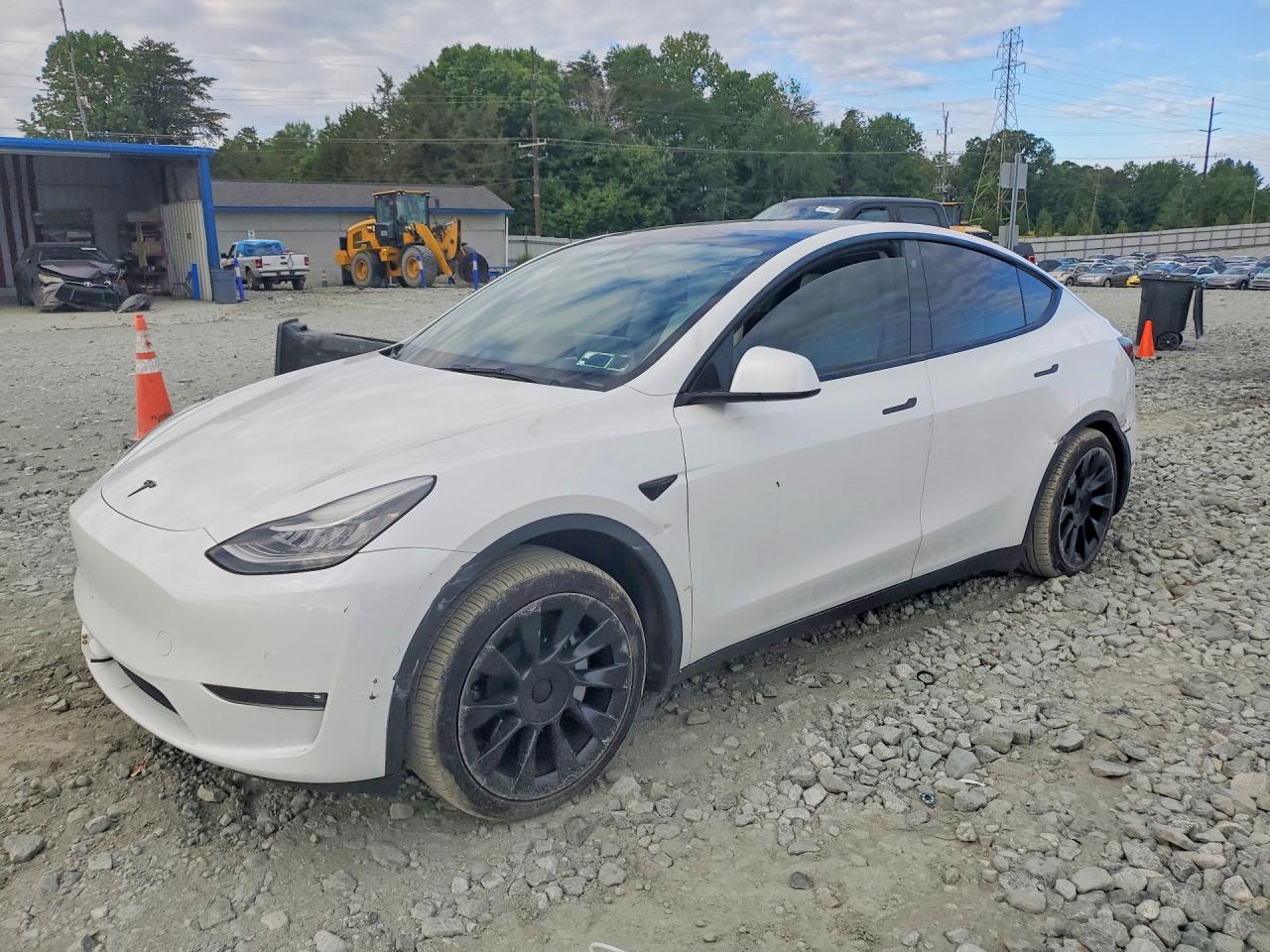 2021 Tesla Model Y Long Range, VIN 5YJYGAEE1MF195414 — Side
