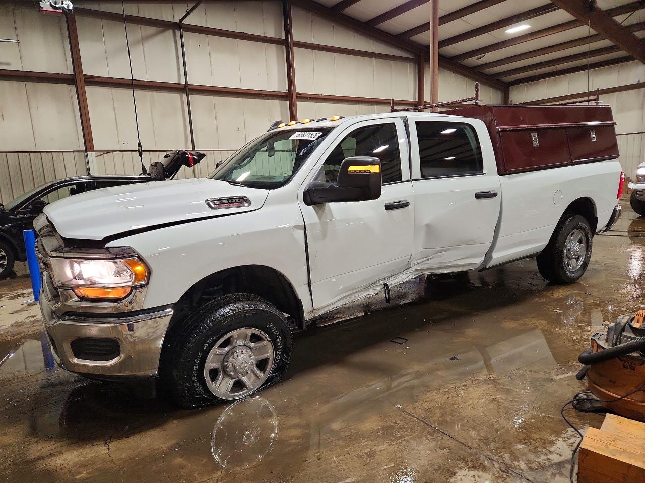2024 Ram 2500 Tradesman, VIN 3C6UR5HJ3RG413791 — Перед
