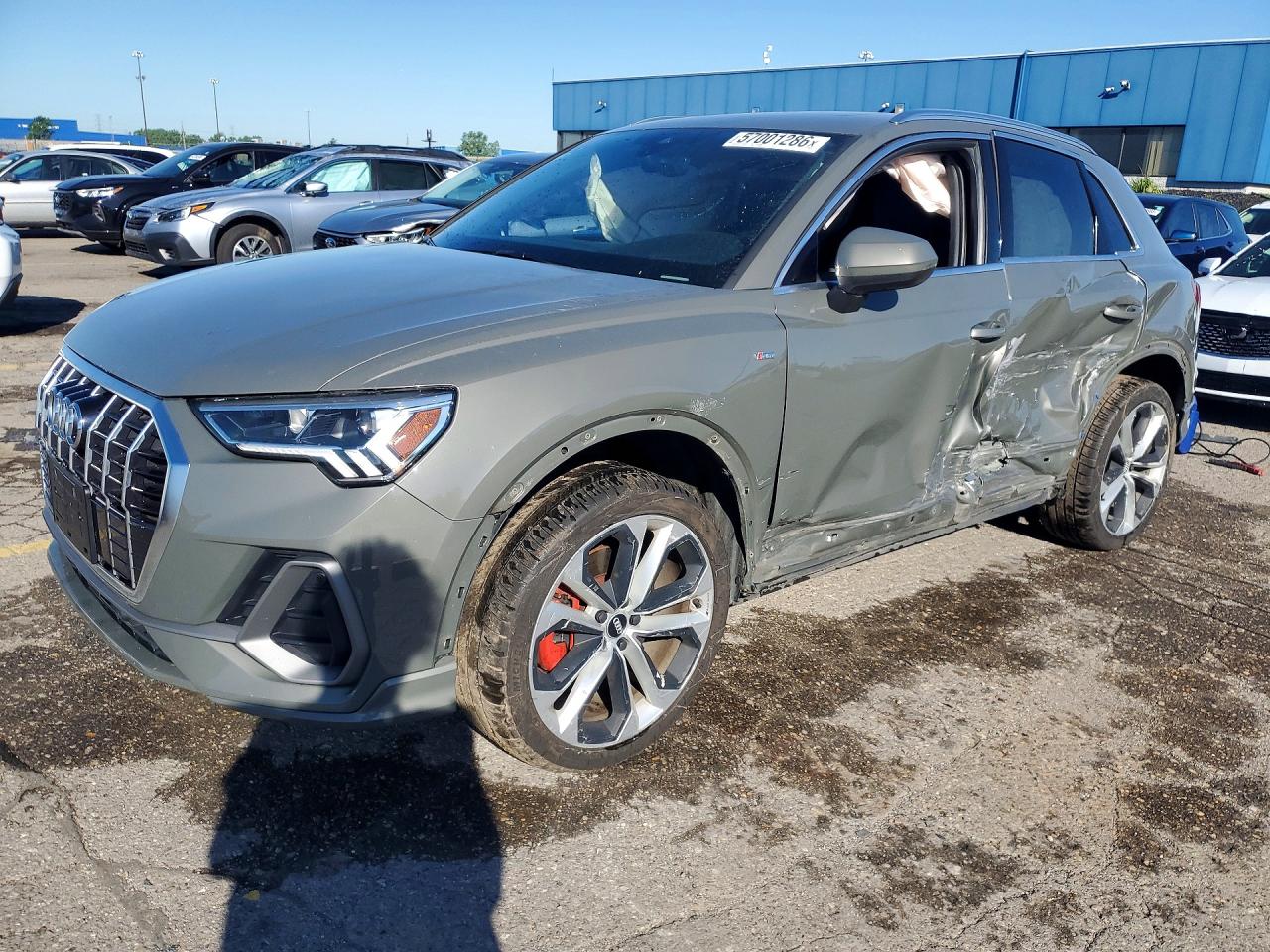 2019 Audi Q3 S line Premium Plus, VIN WA1EECF39K1066760 — Бок
