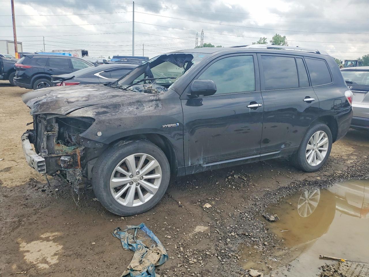 2009 Toyota Highlander Limited, VIN JTEEW44A392036275 — Engine fire