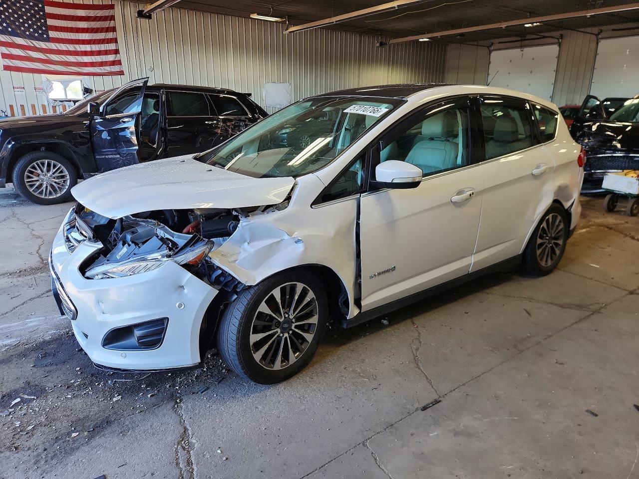 2017 Ford C-Max Titanium, VIN 1FADP5DU5HL109738 — Перед