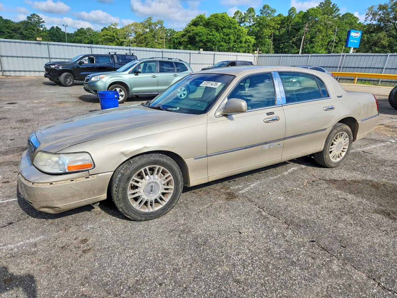 2011 Lincoln Town Car Signature Limited, VIN 2LNBL8CVXBX761026 — Side