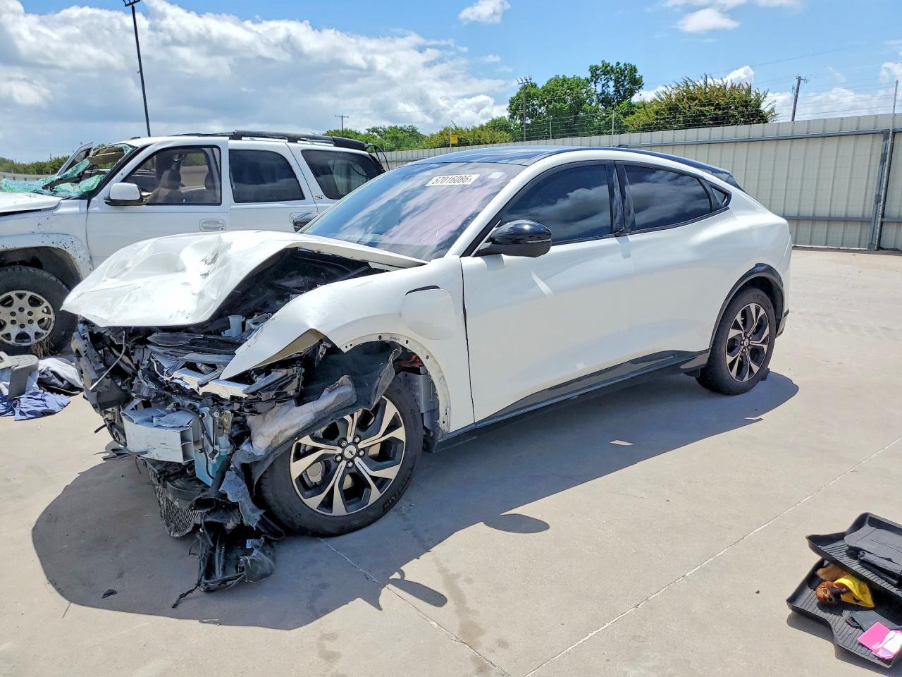 2022 Ford Mustang Mach-E Premium, VIN 3FMTK3R77NMA46143 — Front end